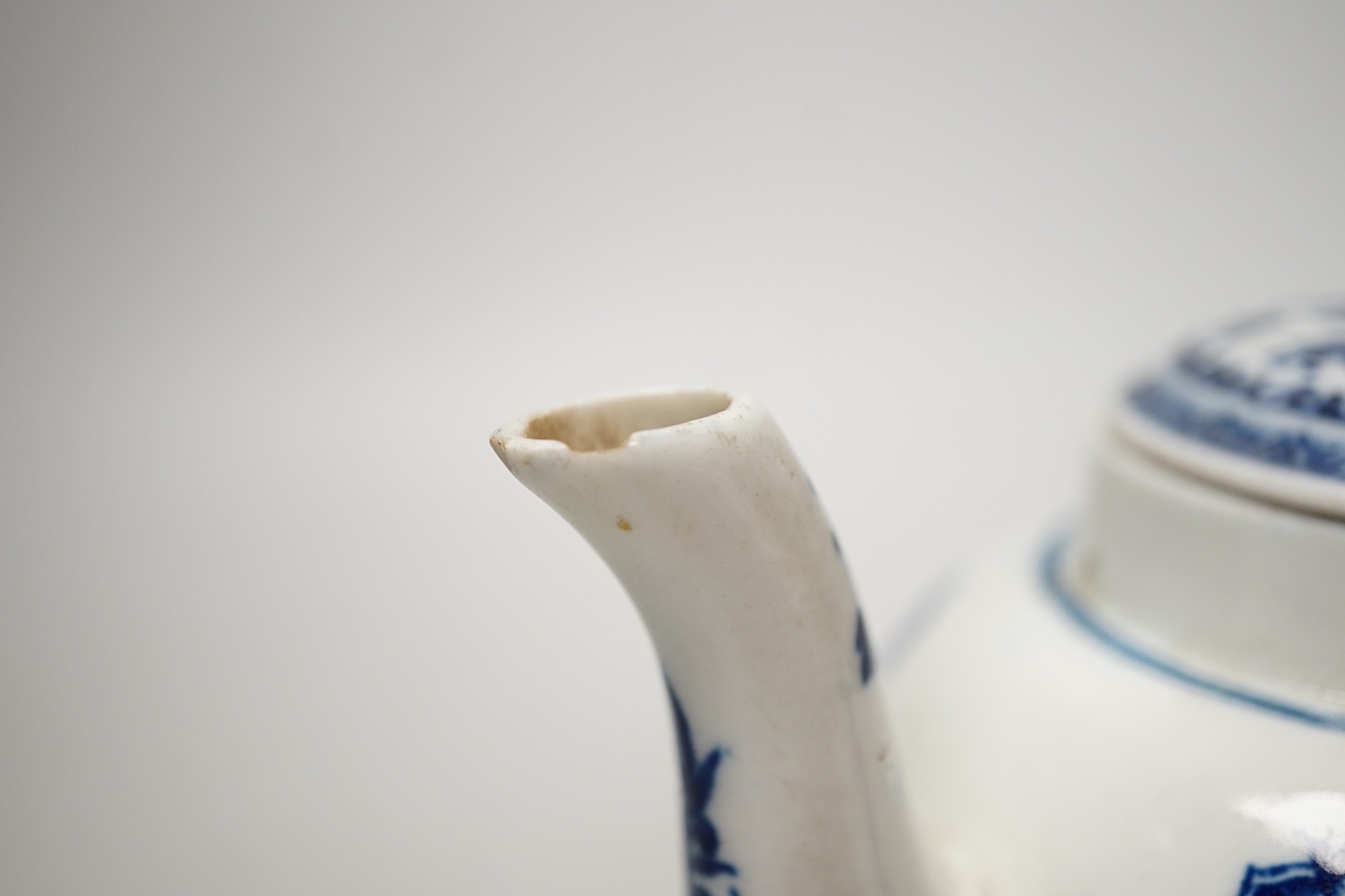 A Liverpool porcelain blue and white sauceboat and a Worcester teapot. Tallest 12cm